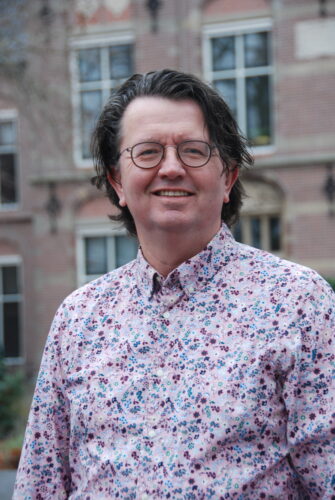 portretfoto Fabian van Kints voor gemeentehuis Noordwijk